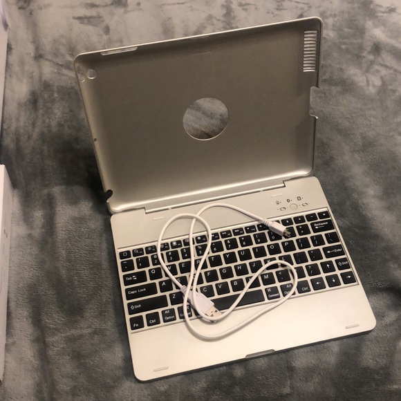 Bluetooth Keyboard & Power Bank - Picture 6 of 12